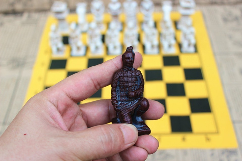 Yernea Antique Terracotta Resin Chess Set Large Characters On Leather Chessboard Unique Parentchild Gift - 8