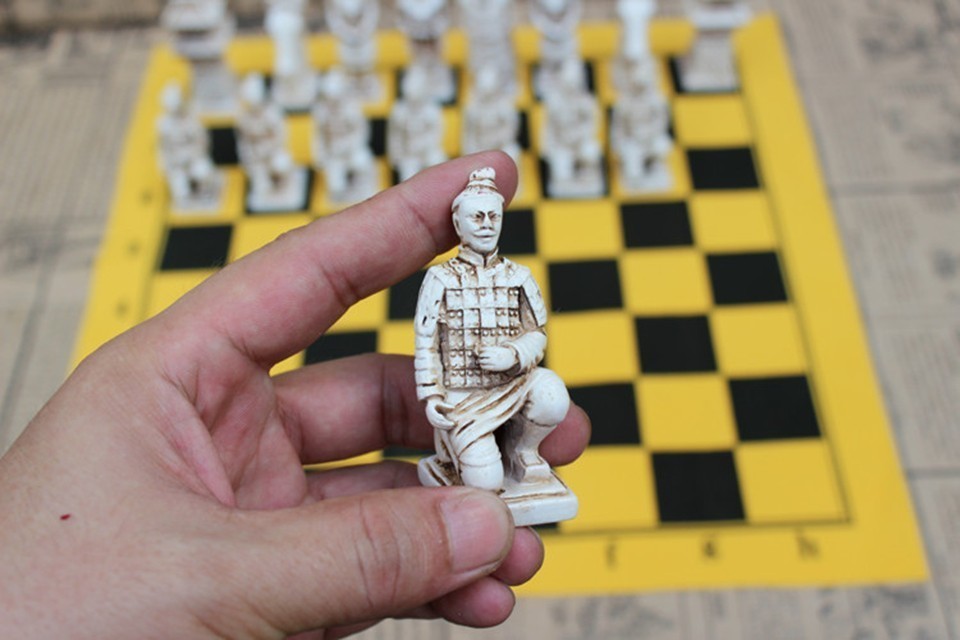 Yernea Antique Terracotta Resin Chess Set Large Characters On Leather Chessboard Unique Parentchild Gift - 1